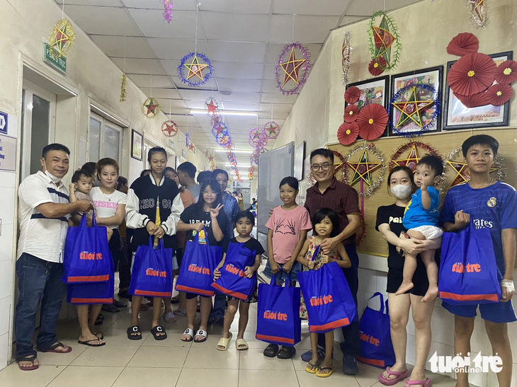 Đại diện báo Tuổi Trẻ trao 200 phần quà cho bệnh nhi ở Bệnh viện Phụ sản - nhi Đà Nẵng - Ảnh: ĐOÀN NHẠN