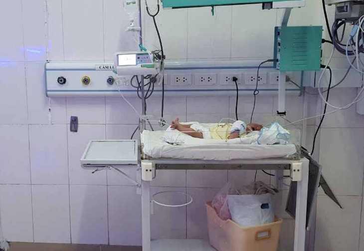 Bé sơ sinh được người bịt kín mặt bỏ lại tại khoa nhi Bệnh viện Đa khoa tỉnh Quảng Trị trưa 25-9 - Ảnh: P.N