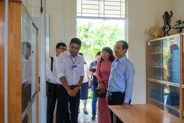 Bộ trưởng Bộ Giáo dục và Đào tạo Nguyễn Kim Sơn khảo sát cơ sở giáo dục tại An Giang - Ảnh: CHÍ HẠNH