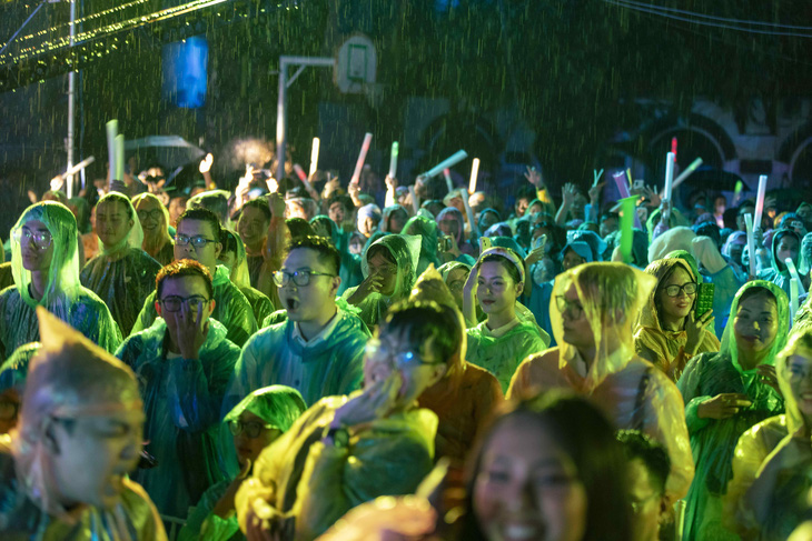 Khán giả đội mưa hào hứng xem Phương Mỹ Chi hát dưới mưa - Ảnh: NVCC