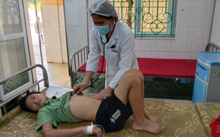 Bác sĩ Trung tâm Y tế huyện Bảo Lạc theo dõi và điều trị cho học sinh nghi bị ngộ độc - Ảnh: Sở Y tế tỉnh Cao Bằng