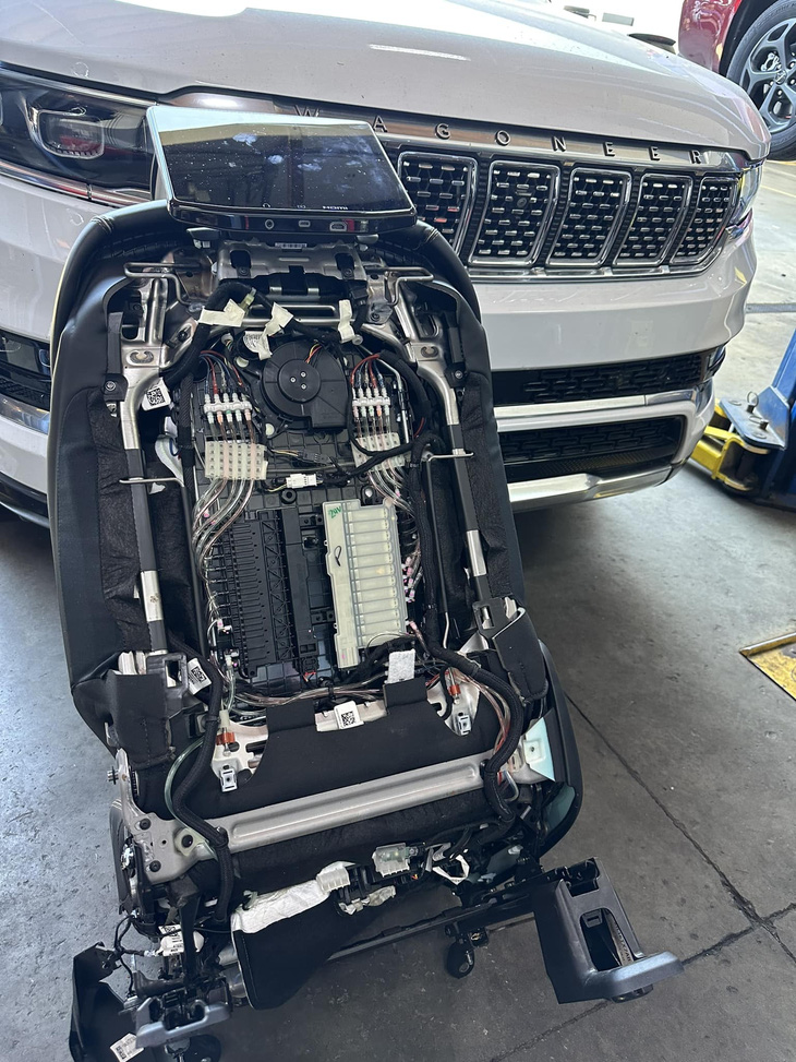 Ghế Jeep Grand Wagoneer được tháo rời để sửa chữa bảo dưỡng - Ảnh: TireMeetsRoad