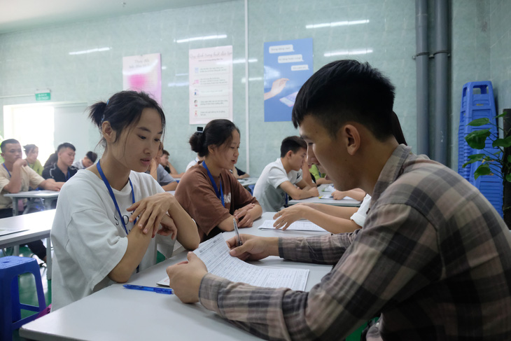 Người lao động ứng tuyển nhân sự tại Công ty TNHH Biel Crystal Việt Nam - Ảnh: NGUYÊN BẢO