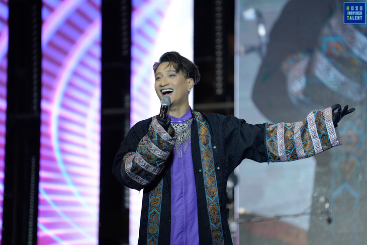 Adam Lâm - nam vũ công quen thuộc lựa chọn thử sức tại chương trình. Ca sĩ theo đuổi nghệ thuật với màu sắc phi giới tính, phát huy thế mạnh ở dòng nhạc dân gian đương đại