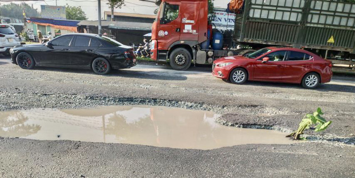 Mặt đường Nguyễn Văn Linh (đoạn từ đường Huỳnh Tấn Phát đến quốc lộ 1) hư hỏng nặng gây mất an toàn giao thông - Ảnh: Sở Giao thông vận tải TP.HCM