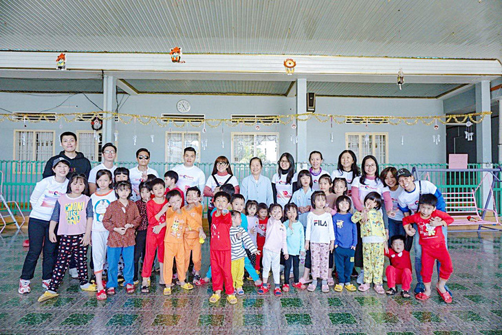 Một chương trình của anh Quỳnh và nhóm tại mái ấm Tín Thác ở Bảo Lộc - Ảnh: Q.M.