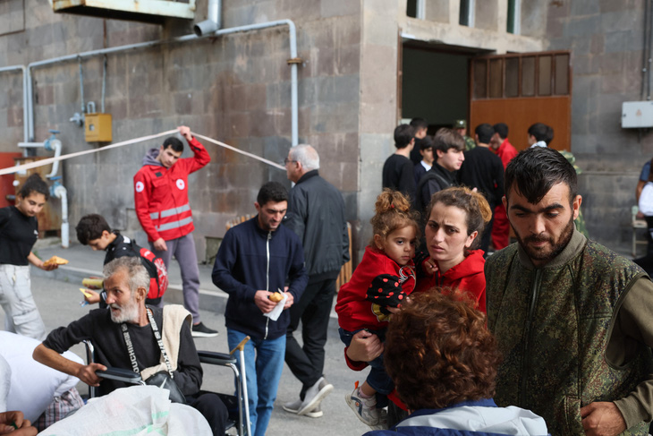 Nhóm người di cư từ Nagorno-Karabakh sang Armenia đợi đăng ký trước trung tâm Hội Chữ thập đỏ tại thị trấn Goris (Armenia) ngày 25-9 - Ảnh: AFP