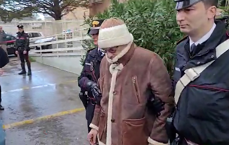 Ông trùm mafia Matteo Messina Denaro bị cảnh sát Ý áp giải sau khi bị bắt hôm 16-1 - Ảnh: AFP
