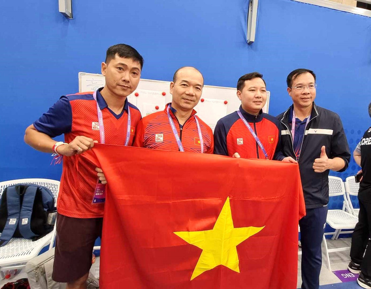 Nhà vô địch Olympic Hoàng Xuân Vinh (bìa phải) trong vai trò HLV trưởng đội bắn súng Việt Nam tại Asiad 19 - Ảnh: HUY ĐĂNG