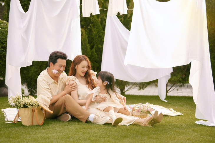Nhã Phương đăng tải bộ ảnh gia đình hạnh phúc, kỉ niệm 5 năm ngày cưới