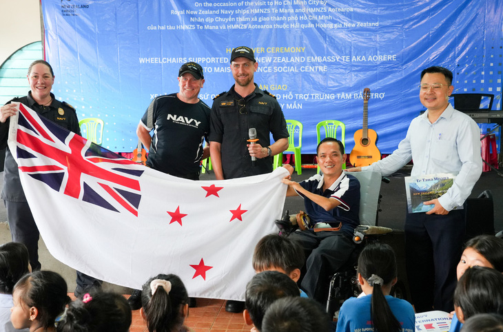 Đại diện hai tàu Hải quân Hoàng gia New Zealand trao quà lưu niệm cho Làng May Mắn - Ảnh: HỮU HẠNH