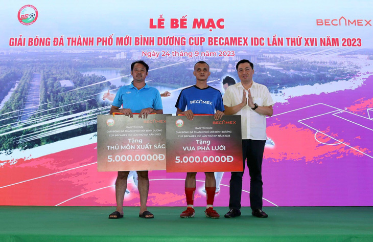 Phó giám đốc Sở Văn hóa - Thể thao & Du lịch tỉnh Bình Dương, ông Cao Văn Chóng trao phần thưởng cho &quot;Thủ môn xuất sắc&quot; và &quot;Vua phá lưới&quot; của giải đấu - Ảnh: PHƯƠNG NGHI