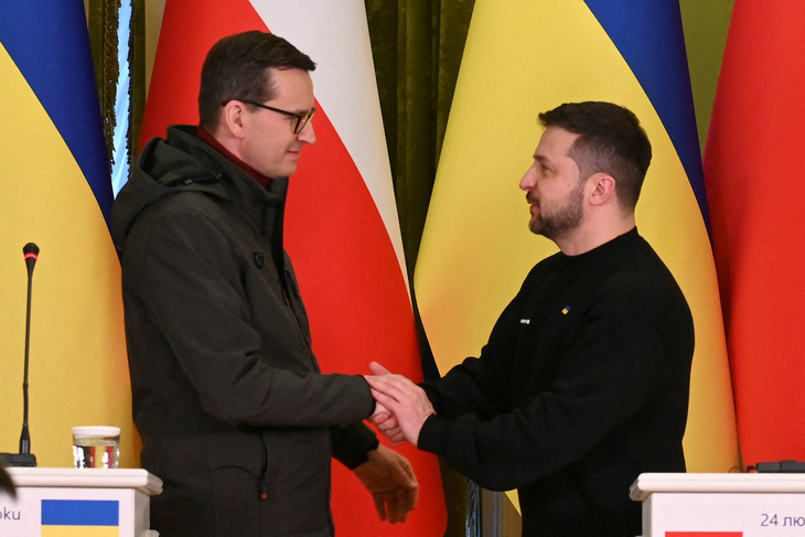 Thủ tướng Ba Lan Mateusz Morawiecki (trái) và Tổng thống Ukraine Zelensky trong lần gặp nhau hồi tháng 2-2023 - Ảnh: REUTERS