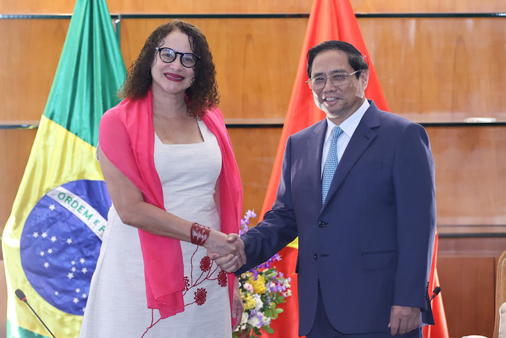 Thủ tướng Phạm Minh Chính bắt tay Chủ tịch Đảng Cộng sản Brazil Luciana Santos - Ảnh: NHẬT BẮC