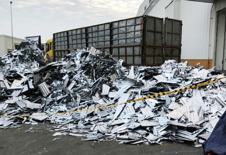 Số lượng phế liệu hỗn hợp nhôm, sắt trong nhà máy sản xuất ô tô VinFast bị cơ quan điều tra thu giữ - Ảnh: Công an Hải Phòng