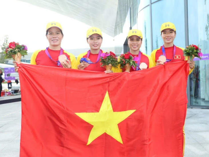 Phạm Thị Huệ, Dư Thị Bông, Hà Thị Vui và Đinh Thị Hảo (từ trái sang) với tấm huy chương đồng Asiad 19 - Ảnh: QUÝ LƯỢNG