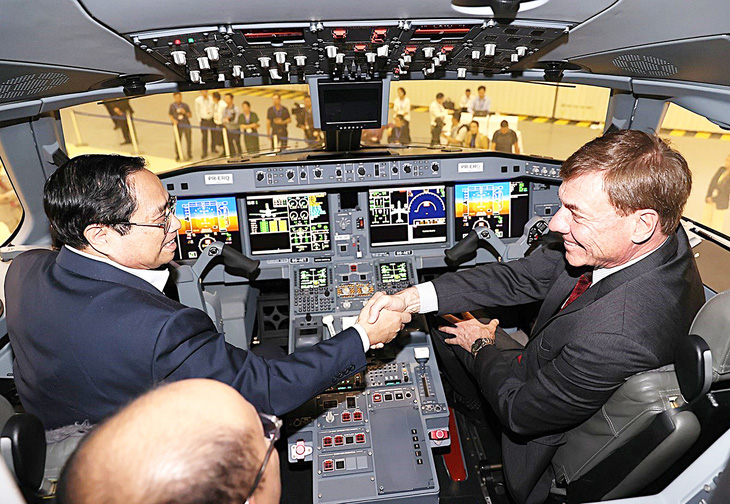 Thủ tướng Phạm Minh Chính tham quan khoang lái máy bay do Tập đoàn hàng không Brasil Embraer sản xuất - Ảnh: TTXVN