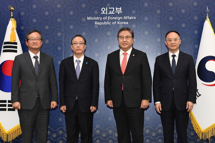 Ngoại trưởng Hàn Quốc Park Jin chụp ảnh cùng Thứ trưởng cấp cao Bộ Ngoại giao Nhật Bản Takehiro Funakoshi, Trợ lý Bộ trưởng Bộ Ngoại giao Trung Quốc Nong Rong và Thứ trưởng Bộ Ngoại giao Hàn Quốc Chung Byung Won trước cuộc họp ba bên, ngày 25-9 - Ảnh: REUTERS