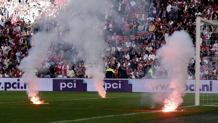 Cổ động viên Ajax ném pháo sáng xuống sân Johan Cruyff Arena - Ảnh: Reuters