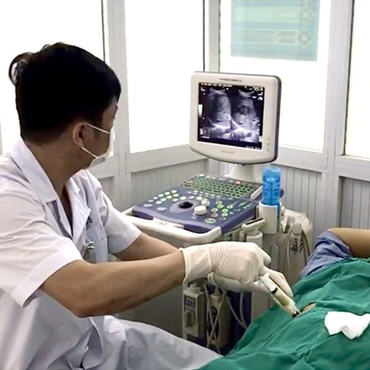 TS Đặng Chiều Dương, Bệnh viện Hữu nghị Việt Tiệp, chọc hút mủ từ ổ áp xe gan cho bệnh nhân - Ảnh: BVCC