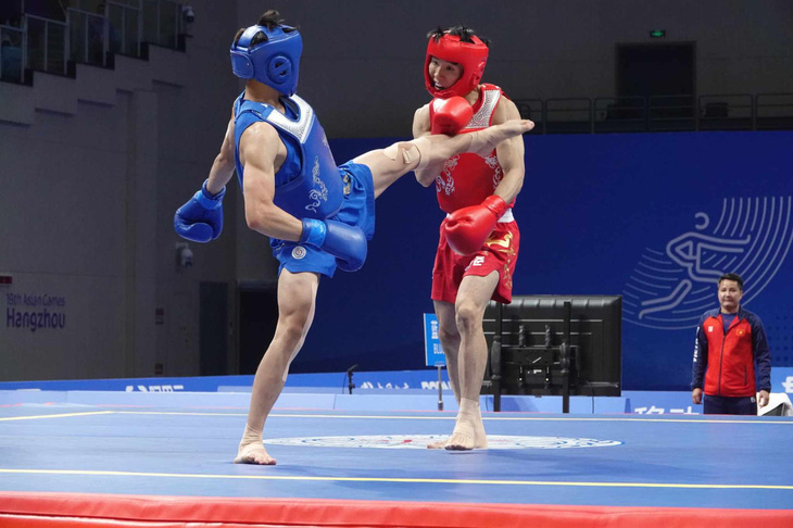 võ sĩ Hứa Văn Đoàn (giáp xanh) đã đánh bại đối thủ Hàn Quốc Hong Minjun 2-0 ở tứ kết hạng cân 56kg nam - Ảnh: NAM TRUNG