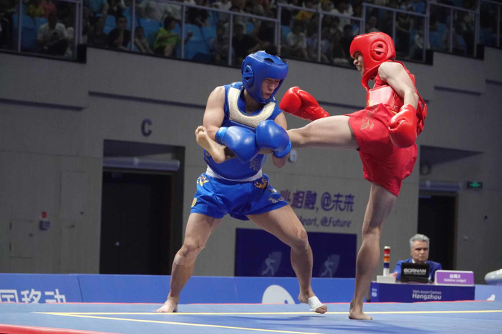 Nguyễn Thị Ngọc Hiền (giáp xanh) thua võ sĩ nước chủ nhà Li Yueyao 0-2 - Ảnh: HUY ĐĂNG