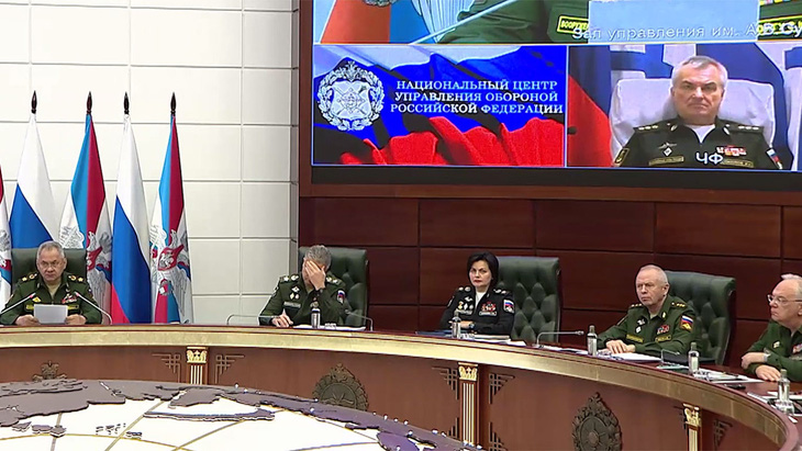 Ông Viktor Sokolov xuất hiện trên màn hình trong cuộc họp với Bộ trưởng Quốc phòng Nga Sergei Shoigu - Ảnh: Bộ Quốc phòng Nga