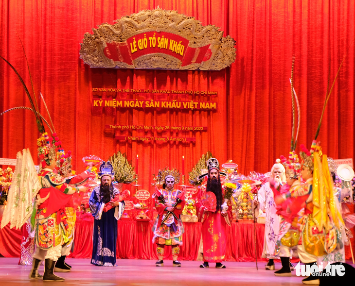 Các nghệ sĩ Nhà hát Nghệ thuật hát bội TP.HCM thực hiện lễ đại bội trong chương trình Ngày Sân khấu Việt Nam tối 11-8 âm lịch tại Nhà hát Thành phố - Ảnh: LINH ĐOAN