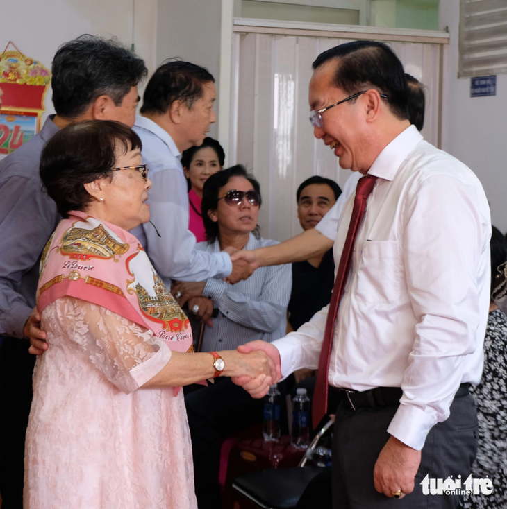 Giám đốc Sở Văn hóa và Thể thao TP.HCM Trần Thế Thuận (bìa phải) thăm hỏi đạo diễn Hồng Dung, con gái cố NSND Năm Châu, tại buổi cúng tổ ở Nhà thờ Tổ sân khấu - Ảnh: LINH ĐOAN