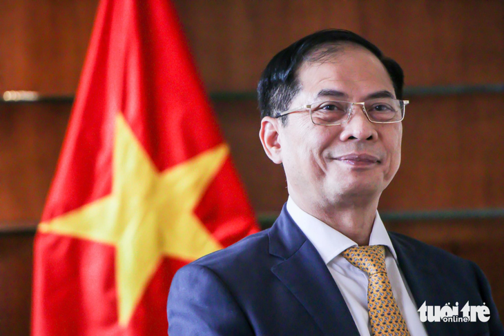 Bộ trưởng Bộ Ngoại giao Bùi Thanh Sơn trả lời phỏng vấn về chuyến công tác Mỹ, Brazil của Thủ tướng Phạm Minh Chính - Ảnh: DUY LINH