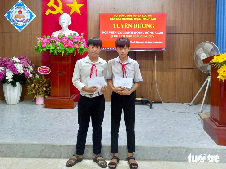 Trường THCS Thạch Kim tổ chức tuyên dương hai em học sinh đã có hành động dũng cảm cứu người đuối nước - Ảnh: H.A.