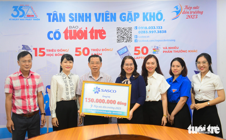 SASCO representative presented a plaque to support 150 million VND for Tuoi Tra newspaper's Relay to School program - Photo: Quang Dinh