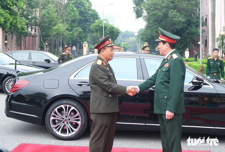 Đại tướng Lương Cường (phải) - chủ nhiệm Tổng cục Chính trị Quân đội nhân dân Việt Nam - đón Thượng tướng Thongloi Silivong - chủ nhiệm Tổng cục Chính trị Quân đội nhân dân Lào - Ảnh: HÀ THANH