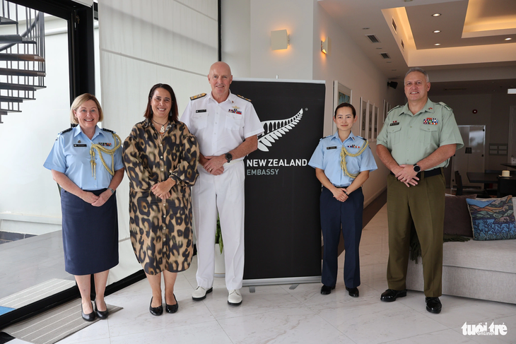 Chuẩn đô đốc James Gilmour - tư lệnh liên quân New Zealand (giữa), Đại sứ New Zealand tại Việt Nam Tredene Dobson (thứ hai từ trái qua) và các sĩ quan New Zealand sáng 26-9 tại Hà Nội - Ảnh: THANH HIỀN