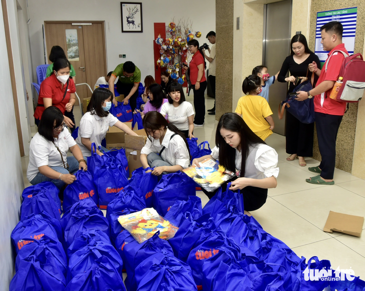 Các người đẹp, hoa khôi cùng các tình nguyện viên sắp xếp quà bánh tặng các bệnh nhi tại Bệnh viên Ung bướu TP.HCM cơ sở 2 - Ảnh: T.T.D.