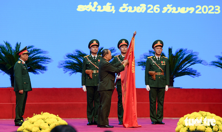 Bộ Tổng tham mưu Quân đội nhân dân Việt Nam nhận Huân chương Lao động hạng nhì của Nhà nước Lào - Ảnh: NAM TRẦN