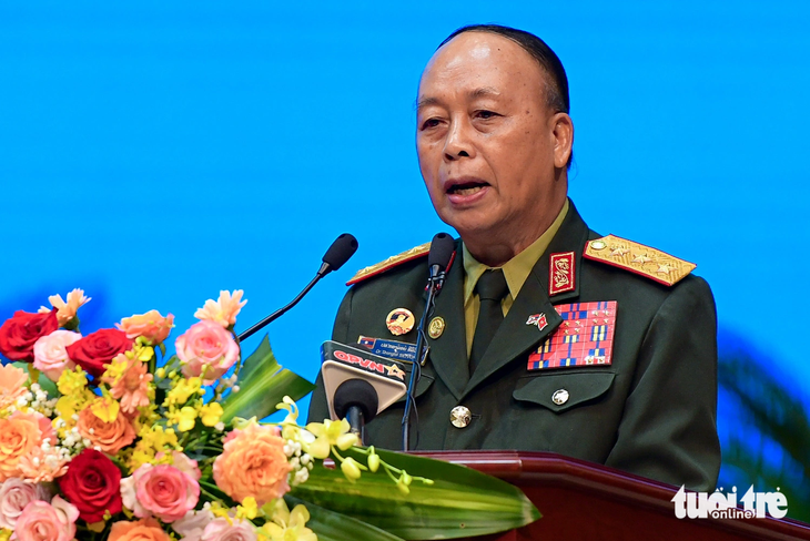 Thượng tướng Thongloi Silivong - chủ nhiệm Tổng cục Chính trị Quân đội nhân dân Lào - phát biểu - Ảnh: NAM TRẦN