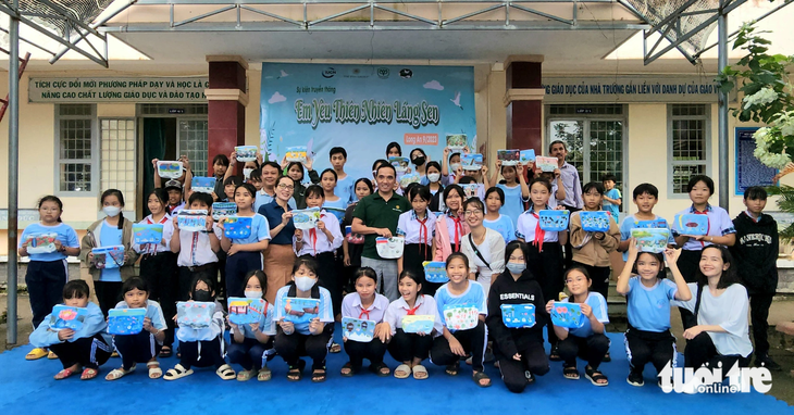 Các em học sinh rất hào hứng với cuộc thi vì lần đầu được vẽ tranh canvas về khu Ramsar Láng Sen - Ảnh: SƠN LÂM