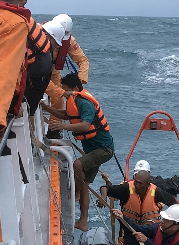 Đưa ngư dân gặp nạn ở Côn Đảo lên tàu SAR 272 - Ảnh: TT3 cung cấp