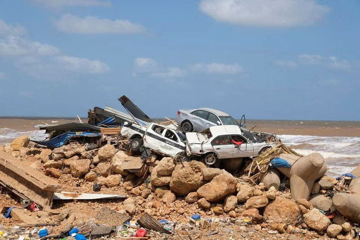 Nhiều ô tô bị hư hỏng sau sau trận lũ ở Derna, Libya, ngày 12-9-2023. Ảnh: REUTERS