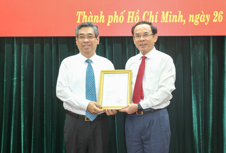 Bí thư Thành ủy TP.HCM Nguyễn Văn Nên (phải) trao quyết định cho ông Nguyễn Phước Lộc - Ảnh: L.H.