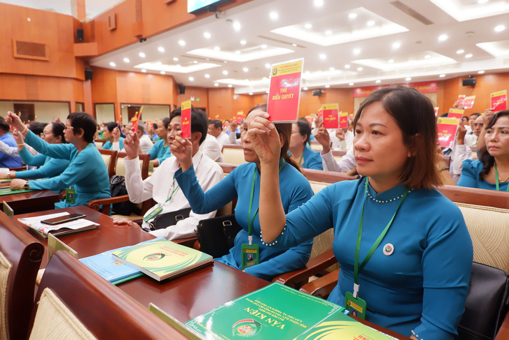 Delegates voted on some issues on the first working day of the Congress - Photo: K.ANH