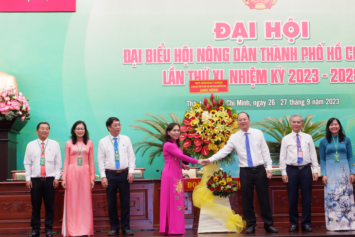 Ho Chi Minh City Party Committee Deputy Secretary Nguyen Ho Hai presented flowers to congratulate the Congress - Photo: K.Anh