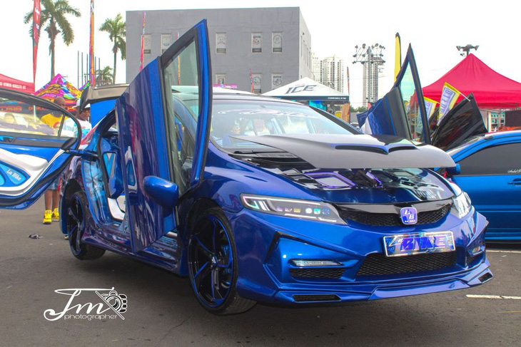 Honda Civic độ lạ: Cửa xoay 360 độ, 'tung bay' như cánh chim, cốp thành dàn loa khủng - Ảnh 3.