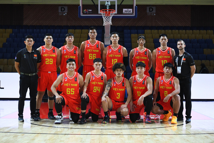 Huỳnh Vĩnh Quang cùng tuyển Việt Nam dự vòng sơ loại FIBA châu Á - Ảnh: VBA
