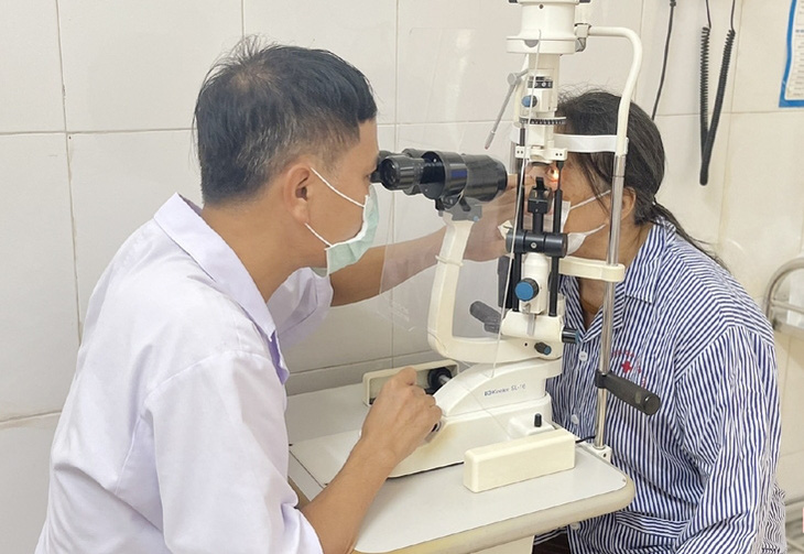 Người mắc bệnh đau mắt đỏ khám bệnh tại cơ sở y tế ở Hà Tĩnh - Ảnh: H.A.