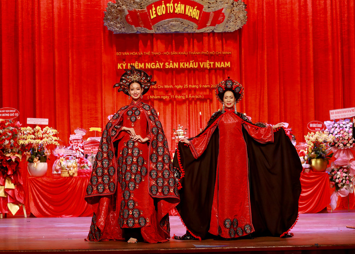 Á hậu Trịnh Kim Chi (bên phải) và hoa hậu Bảo Ngọc diện thiết kế lấy cảm hứng từ nghệ thuật sân khấu - Ảnh: LÝ VÕ PHÚ HƯNG