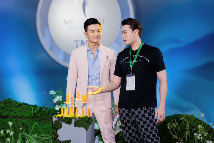 Đạo diễn Nguyễn Anh Dũng (phải) cùng host Hiếu Nguyễn. 