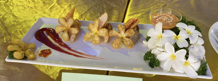 Món chả giò tôm bông sứ của đầu bếp Phan Hoài Hận (Cần Thơ) nổi bật với sắc trắng tinh khôi của hoa sứ - Ảnh: LAN NGỌC