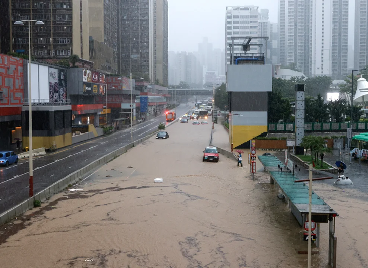 Đường phố ngập lụt sau những trận mưa như trút xuống Hong Kong ngày 8-9 - Ảnh: Reuters